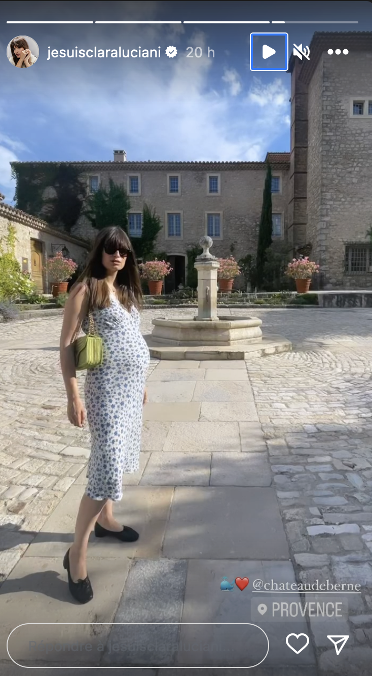 Clara Luciani magnifique femme enceinte en robe fleurie