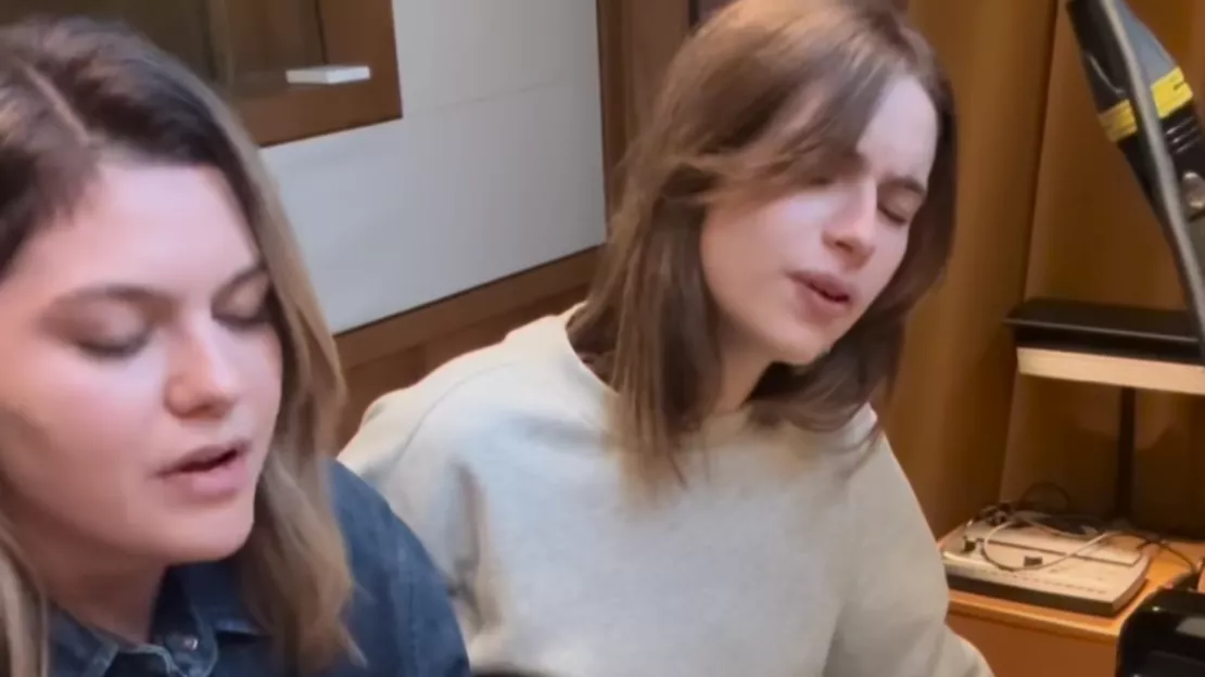 Louane s'offre un nouveau duo tout en douceur avec une jeune chanteuse française talentueuse !