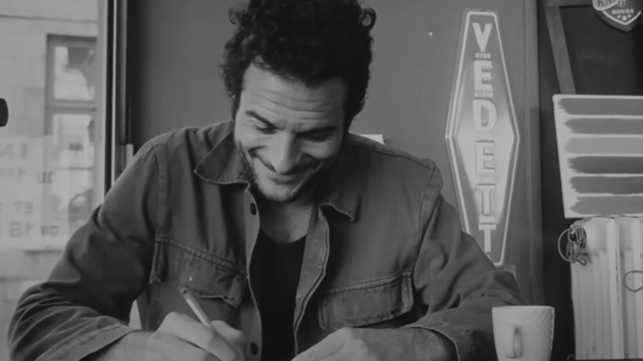 Amir bouleversant dans le clip de "Complémentaires" Amir bouleversant dans le clip de "Complémentaires"