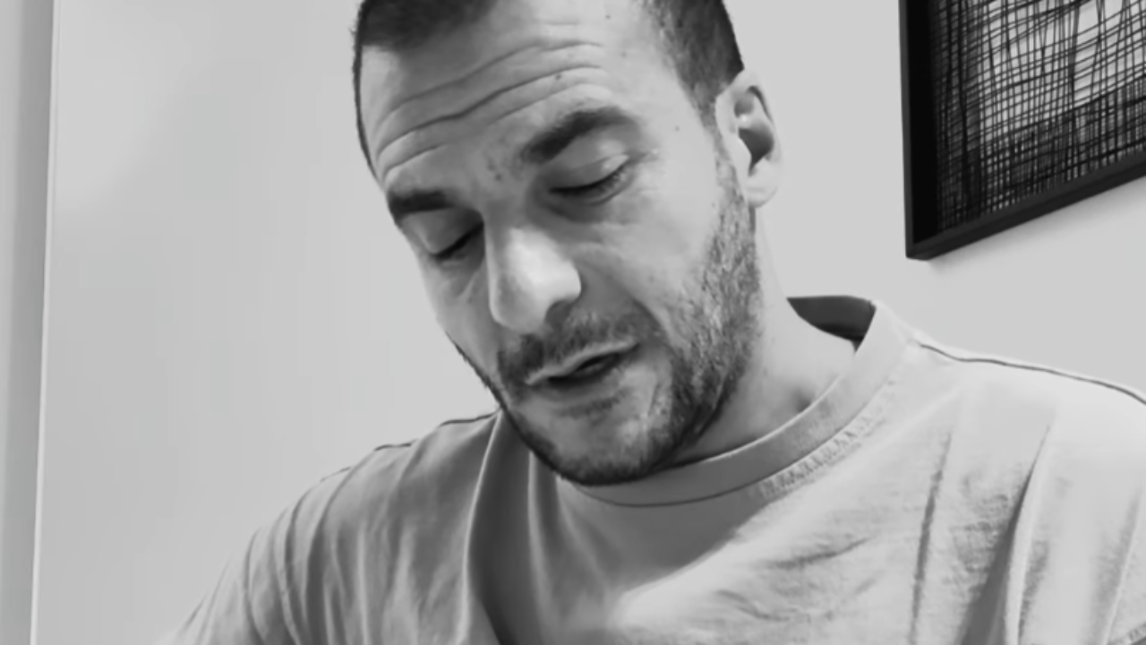 Amir rend un hommage bouleversant à la famille Bibas, otages de la tuerie du 7 octobre 2023