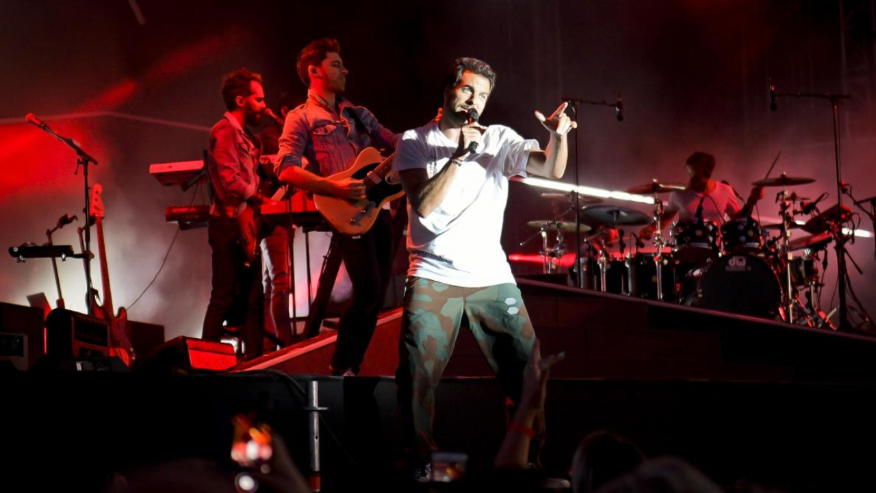 Amir : son concert interrompu par des militants hostiles