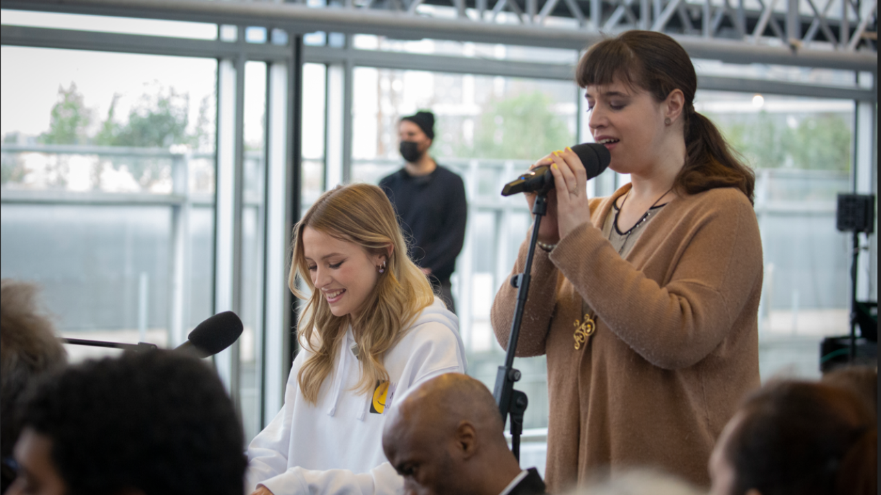 Angèle se confie à coeur ouvert dans "Les rencontres du papotin"
