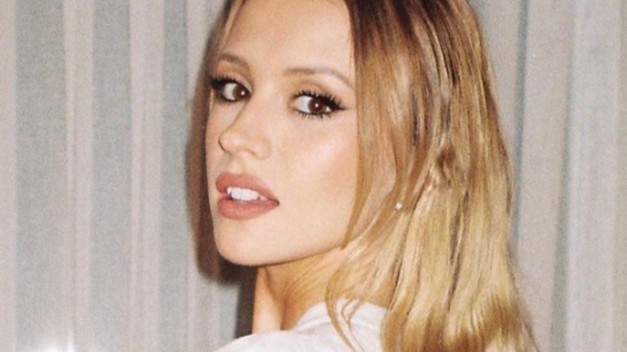 Angèle "sensationnelle" en bikini à ficelles : Un détail interpelle les internautes Angèle "sensationnelle" en bikini à ficelles : Un détail interpelle les internautes