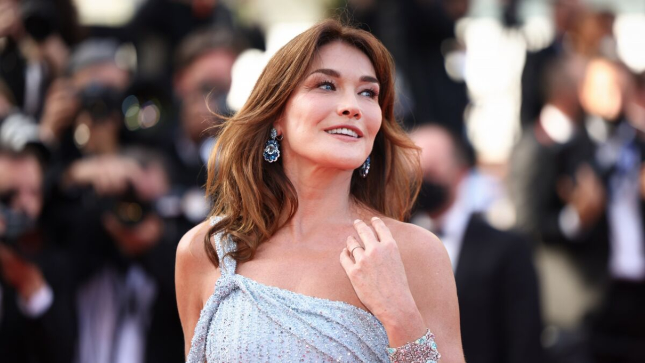 Carla Bruni : elle enflamme la Toile dans son nouveau maillot de bain