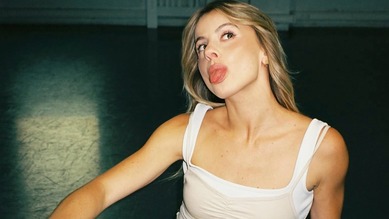 Carla Dona sort son nouveau single "Regarde-moi", en collaboration avec Louane Carla Dona sort son nouveau single "Regarde-moi", en collaboration avec Louane