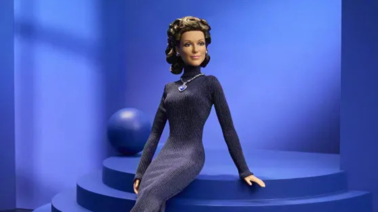 C&eacute;line Dion a d&eacute;sormais sa Barbie : Mattel reproduit l'une des tenues les plus mythiques de la chanteuse