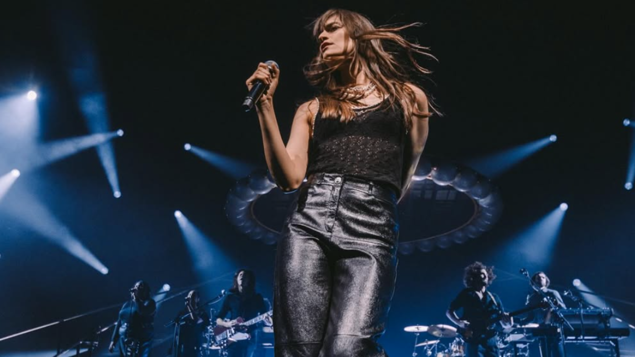 Clara Luciani adresse une tendre déclaration à son public après avoir enflammé la scène de Bercy et en profite pour faire une grande annonce !