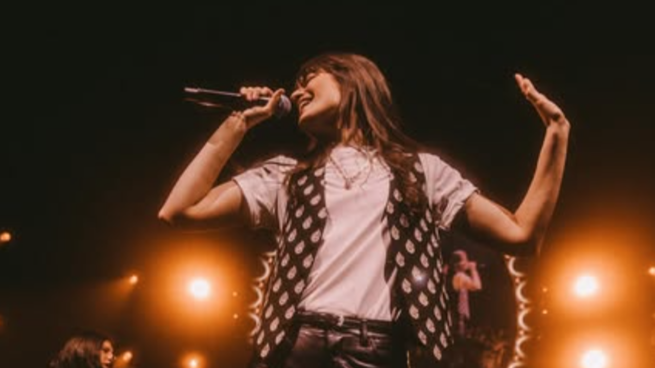 Clara Luciani fait une tendre déclaration à son publie et le remercie de "la rendre aussi vivante"