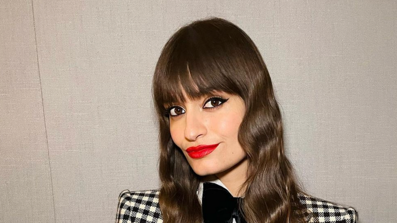 Clara Luciani magnifique femme enceinte en robe fleurie