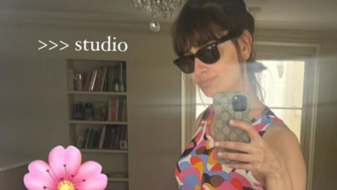 Clara Luciani : nouvelle photo fleurie de son ventre rond Clara Luciani : nouvelle photo fleurie de son ventre rond