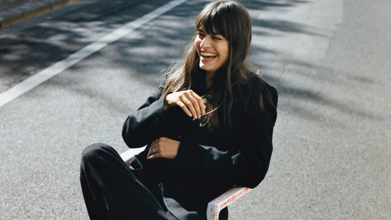 Clara Luciani raconte ce moment horriblement drôle qu'elle a vécu dans un taxi : "il lâche un gros soupir et..."