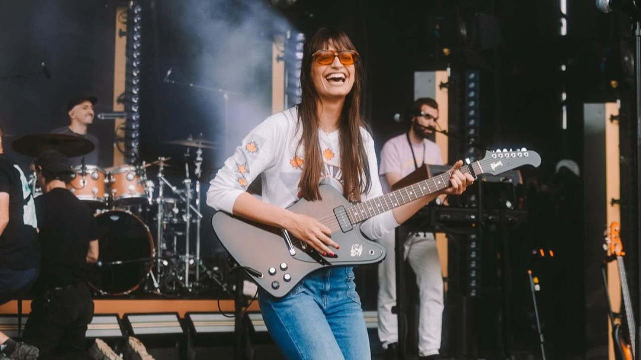 Clara Luciani se confie et revient sur son nouveau single "Cette vie" Clara Luciani se confie et revient sur son nouveau single "Cette vie"