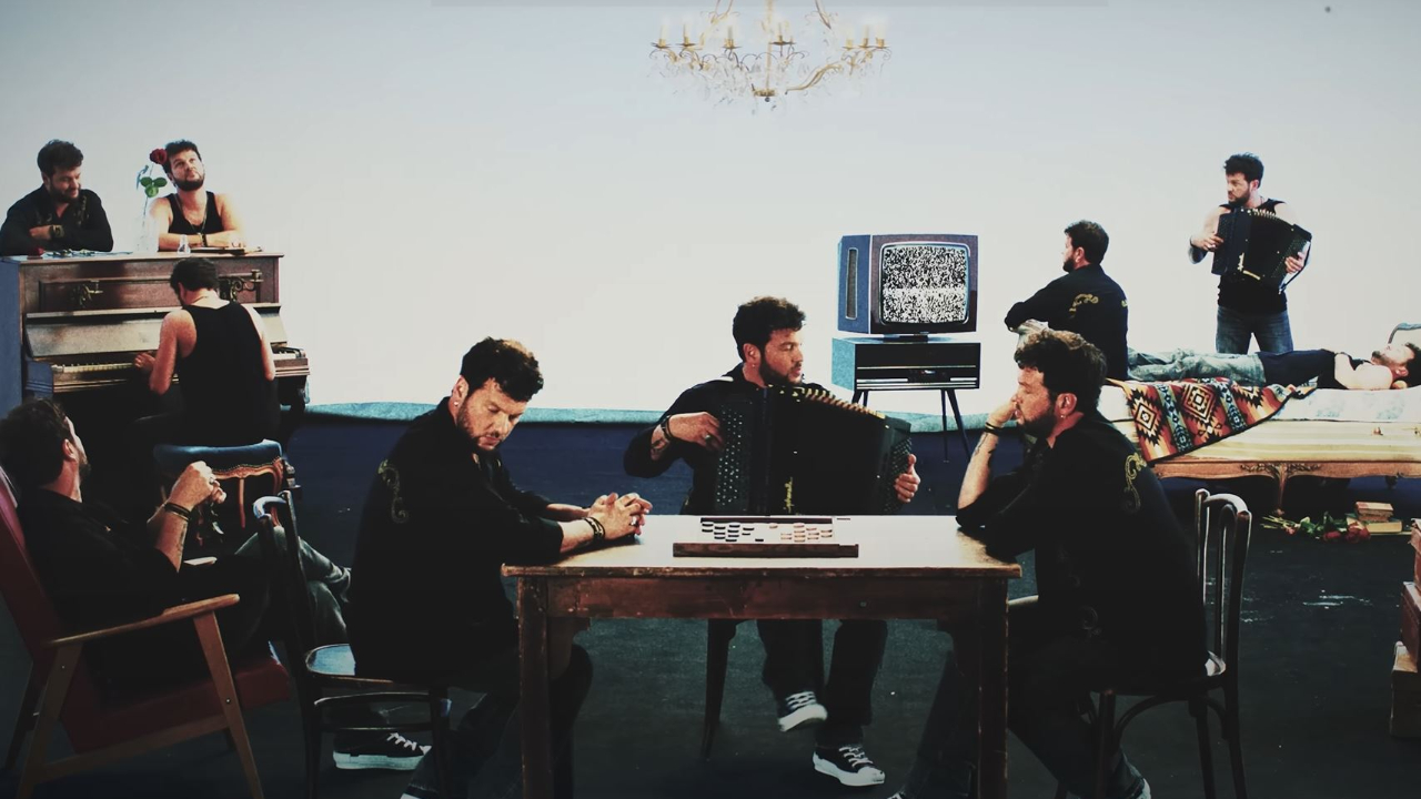 Claudio Capéo dévoile enfin le clip de "Madame" !