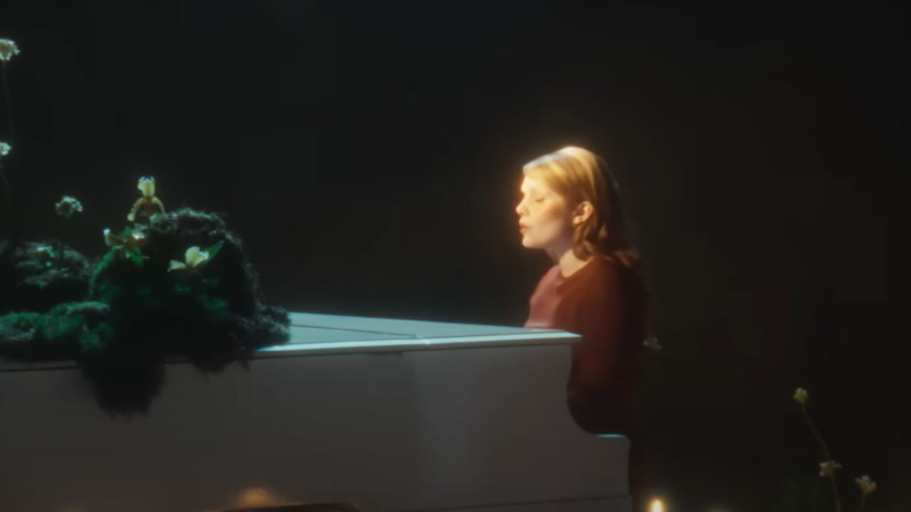 Coeur de Pirate de retour avec une chanson pleine d'émotions pour sa fille, "Château de Sable"