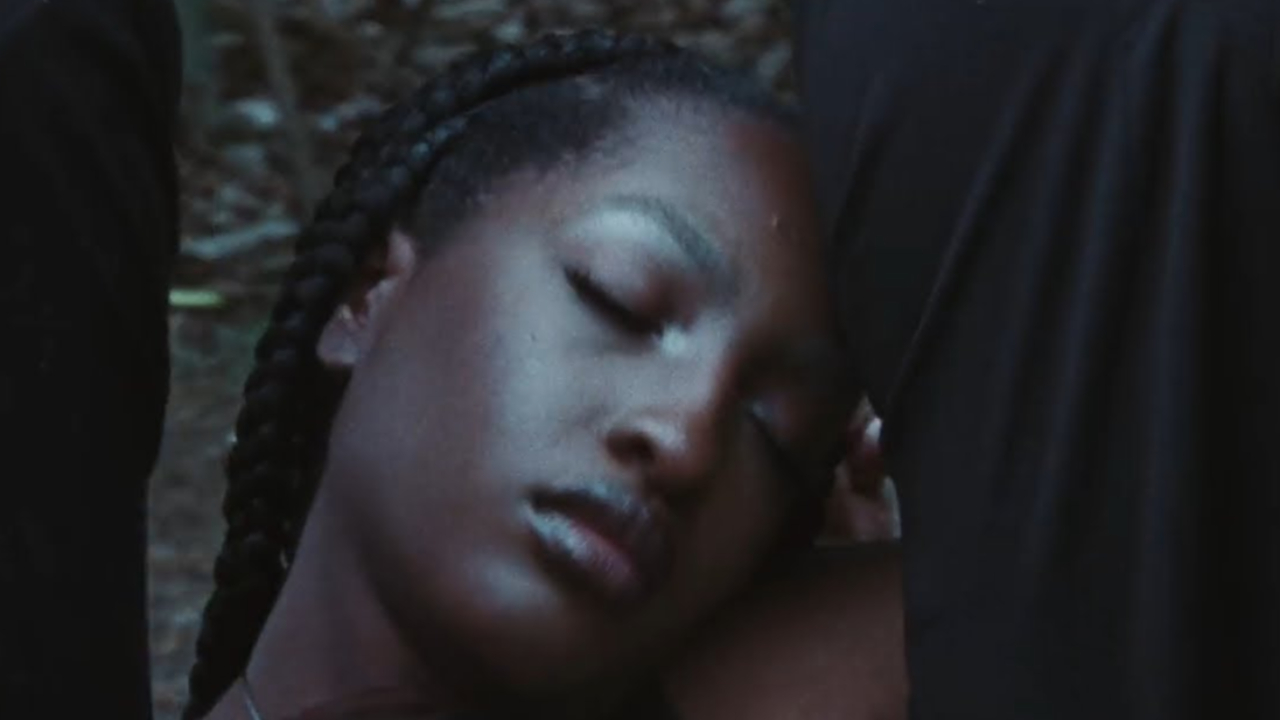 Ebony donne un avant-goût de son nouvel album avec deux morceaux en un clip ! Ebony donne un avant-goût de son nouvel album avec deux morceaux en un clip !