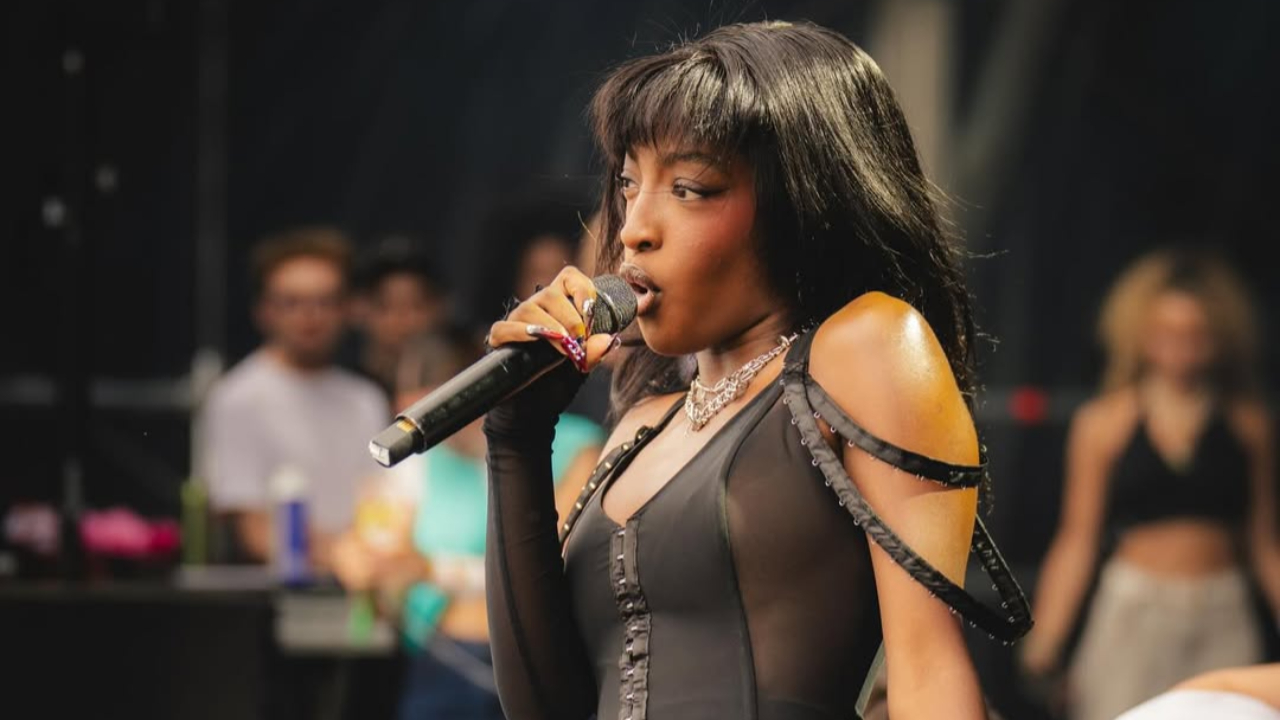 Ebony sort un nouveau single et choque les internautes avec des paroles percutantes : "Un peu trop noire pour les électeurs de Marine" Ebony sort un nouveau single et choque les internautes avec des paroles percutantes : "Un peu trop noire pour les électeurs de Marine"