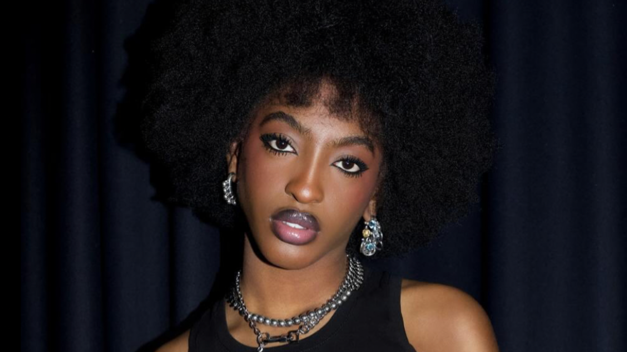 Ebony : victime d’un acte raciste en plein concert avec la Star Academy, elle s’effondre en larmes sur scène et s’exprime face au public