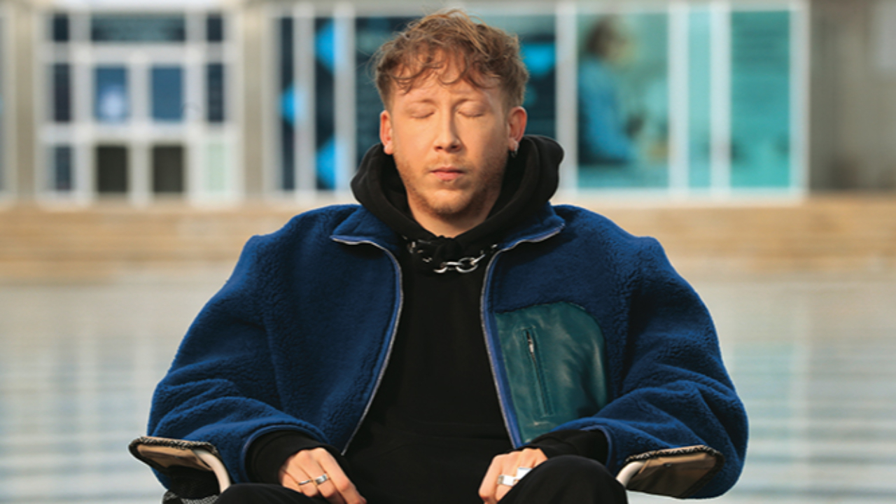 Eddy de Pretto bouleverse en live avec un hommage aux victimes du 13 Novembre