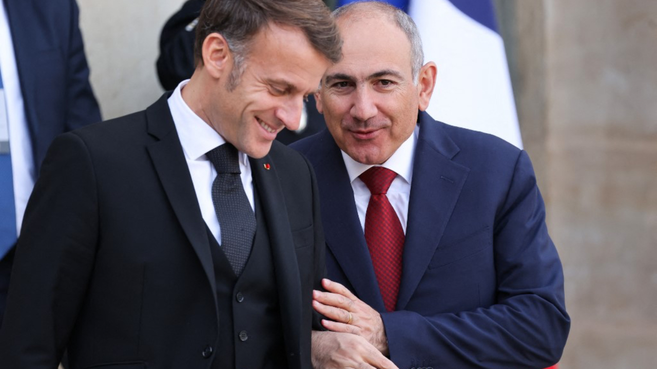 Emmanuel Macron chante du Charles Aznavour lors de sa visite en Arm&eacute;nie