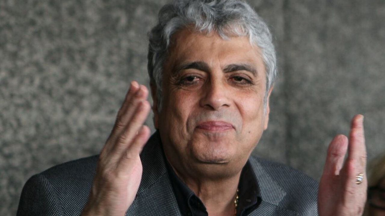 Enrico Macias : une attaque à la boule puante perturbe son concert, il dénonce un "sabotage"