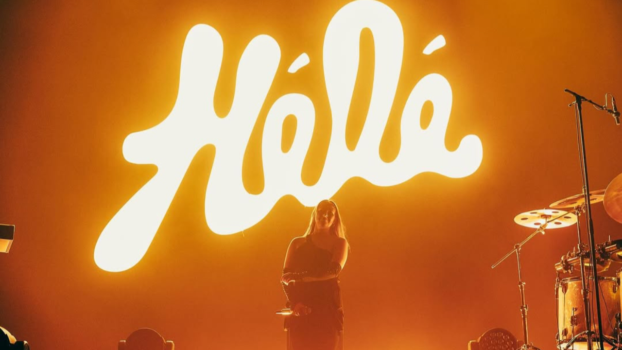 Helena confirme son statut de ph&eacute;nom&egrave;ne avec son premier album "H&eacute;l&eacute;"