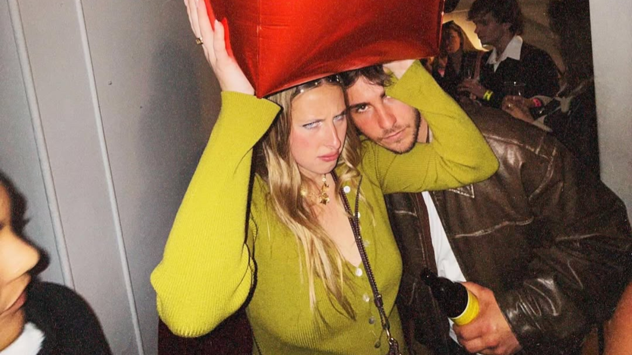 Héléna fait un résumé de sa vie complètement improbable depuis deux mois : concerts, Pom'Pote, Rolland Garros,... Héléna fait un résumé de sa vie complètement improbable depuis deux mois : concerts, Pom'Pote, Rolland Garros,...