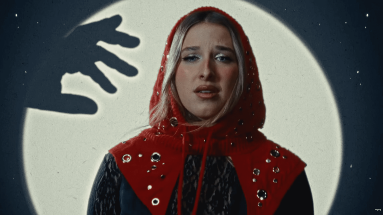 Helena frappe fort avec "Capuche", un clip symbolique qui ne laisse pas indifférent Helena frappe fort avec "Capuche", un clip symbolique qui ne laisse pas indifférent