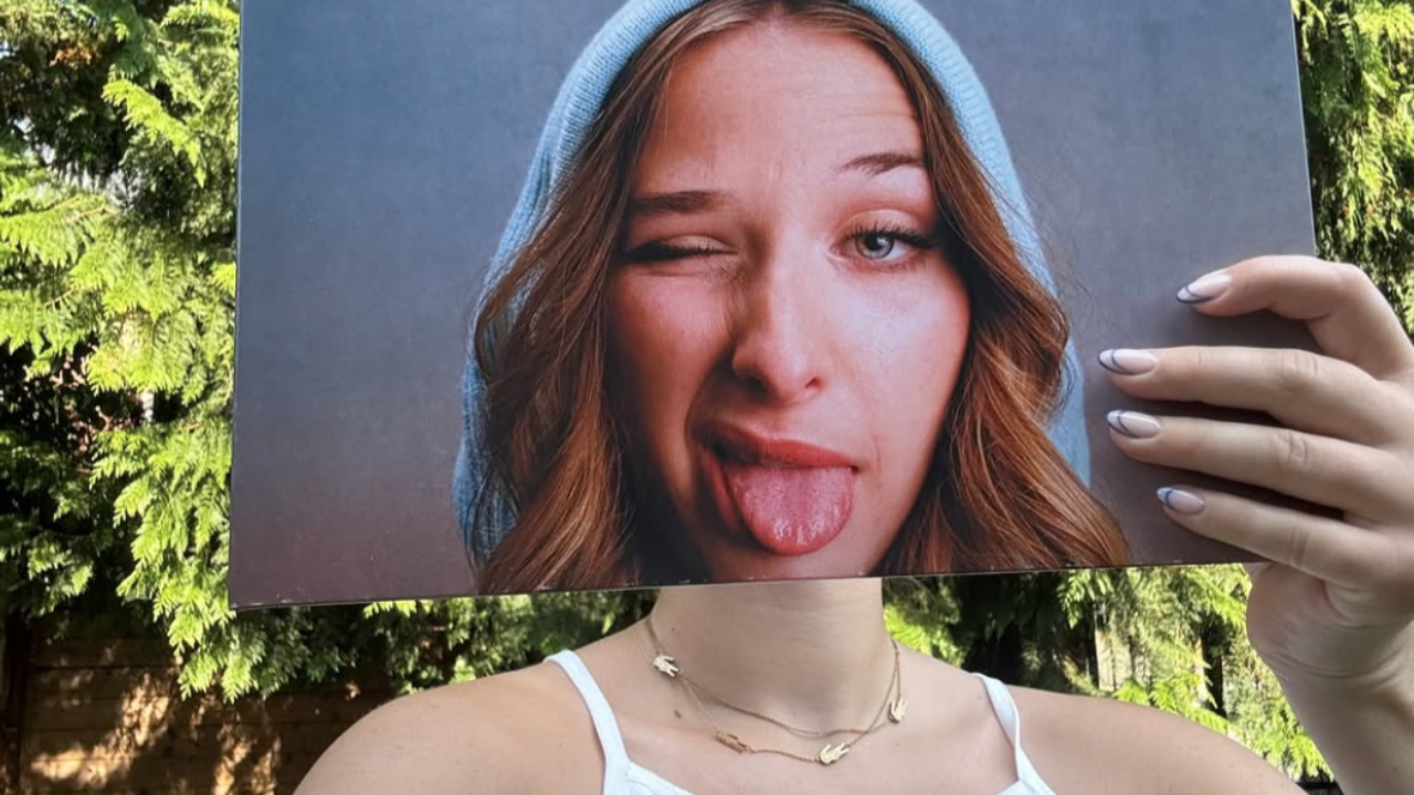 Héléna lance officiellement ses "vinyles d'amour, dispo partout partout" !