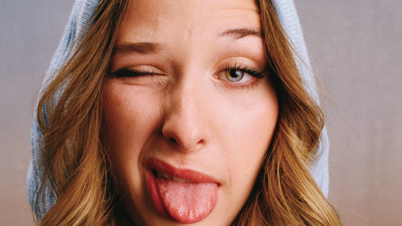 Héléna se dévoile pour la nouvelle pochette de son nouvel album, avec "3 facettes d'elle même"