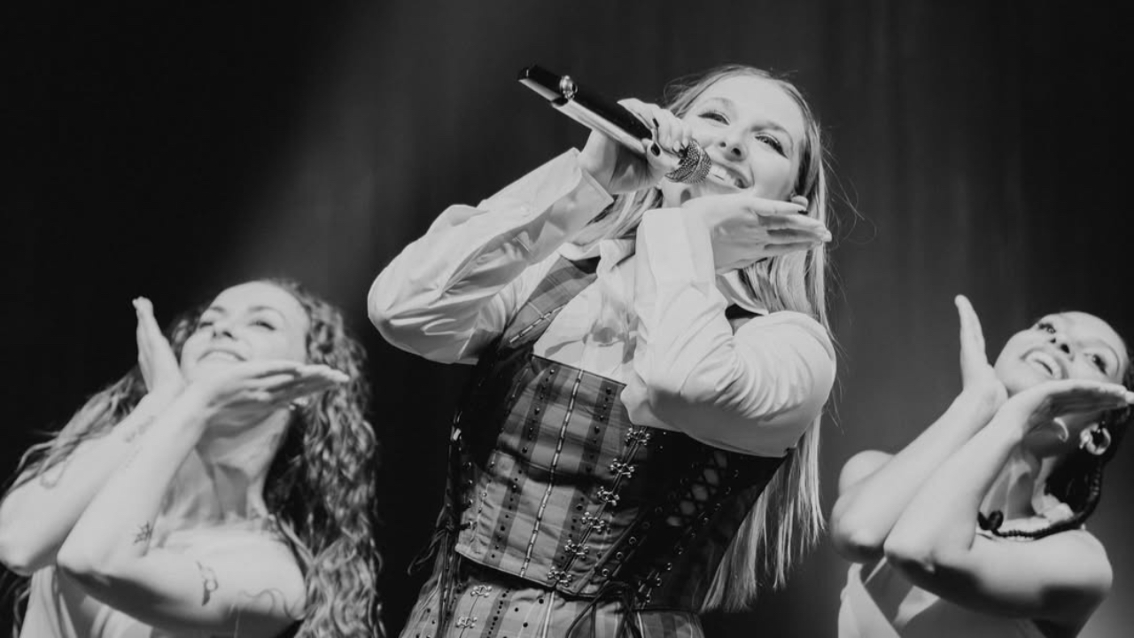 Helena d&eacute;voile ses inspirations musicales et fait un clin d&rsquo;&oelig;il &agrave; Th&eacute;odora avant les Victoires de la musique