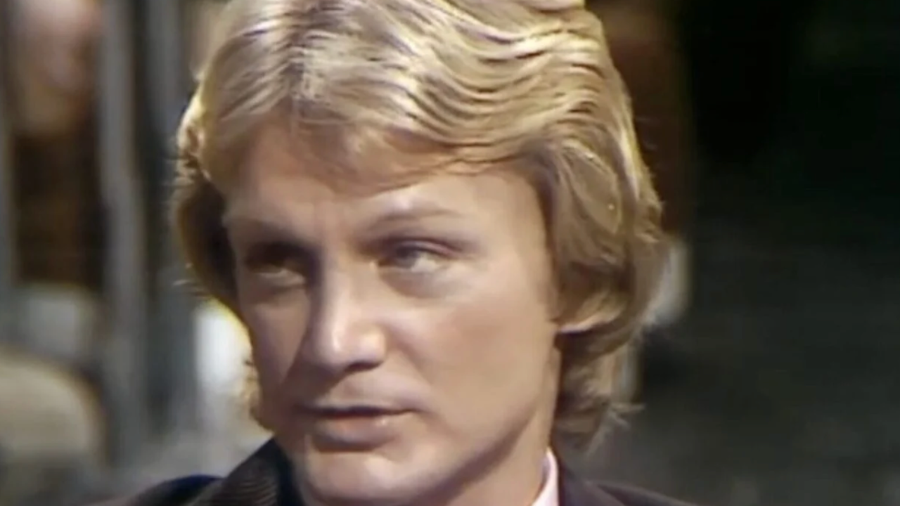 &laquo; Il dormait avec de l&rsquo;eau b&eacute;nite &raquo; : Claude Fran&ccedil;ois hant&eacute; par une myst&eacute;rieuse Dame blanche ? La troublante confidence de son fils