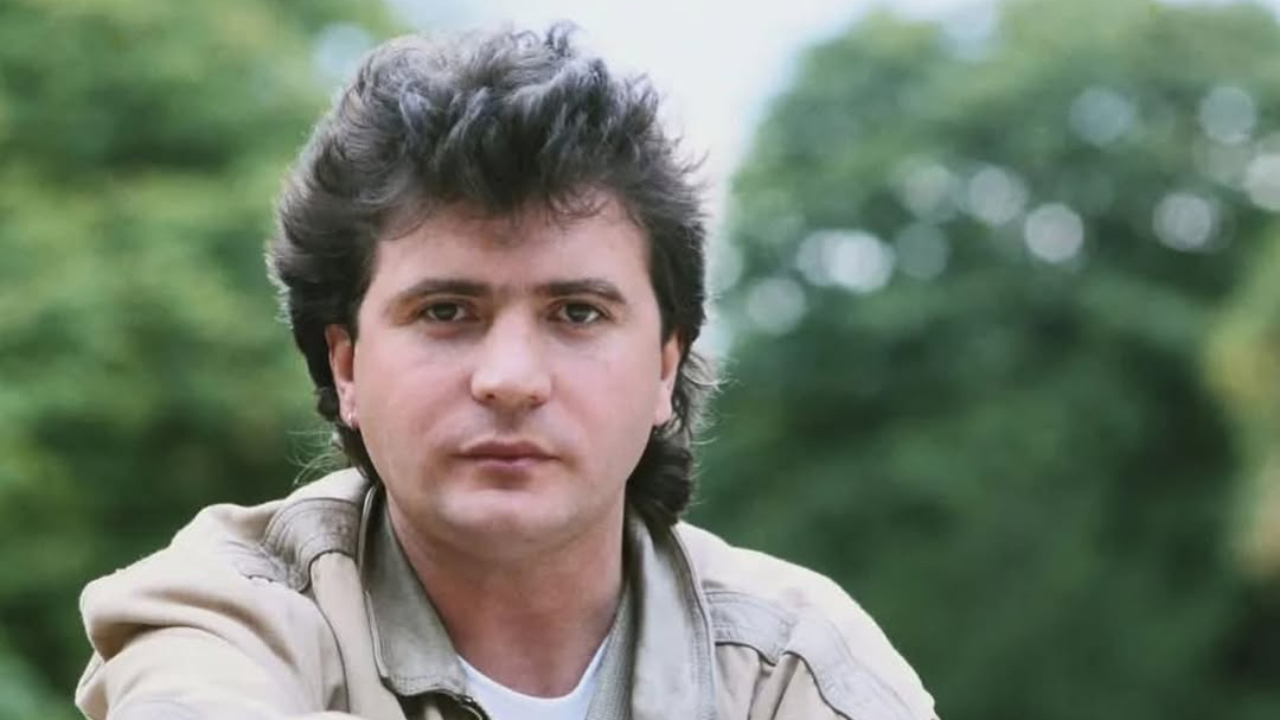 "Il s’est tué à ma place" : le bouleversant témoignage de Yann Arthus-Bertrand sur la mort de Daniel Balavoine