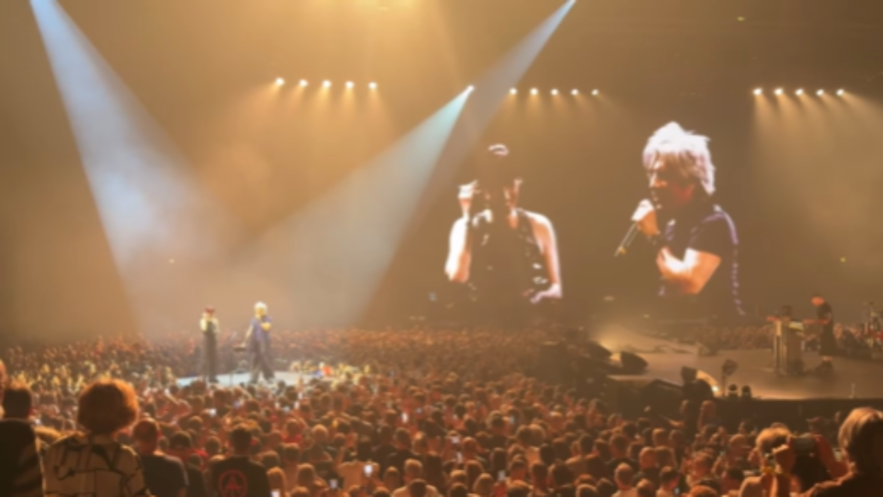 Indochine invite Jenn Ayache de Superbus à son concert et c'est fabuleux ! Indochine invite Jenn Ayache de Superbus à son concert et c'est fabuleux !