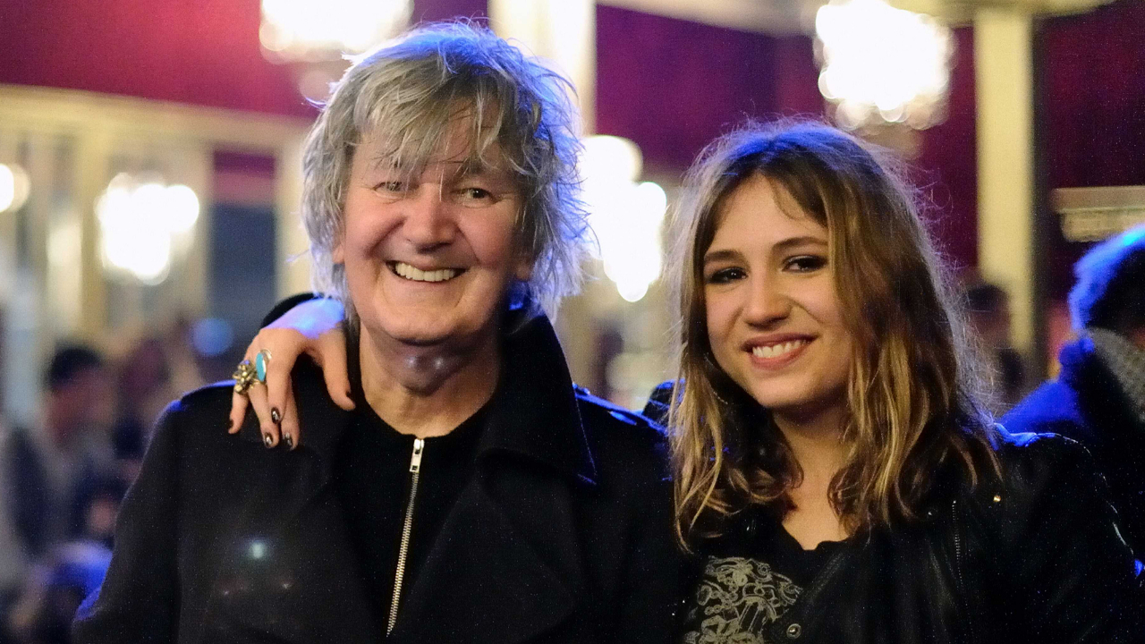 Izïa Higelin a du mal à faire le deuil de son père, Jacques