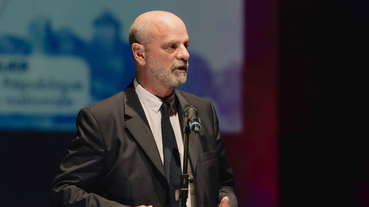 Jean-Michel Blanquer dans la chanson ? Il dévoile "Comme une femme", son premier titre créé grâce à l’intelligence artificielle !