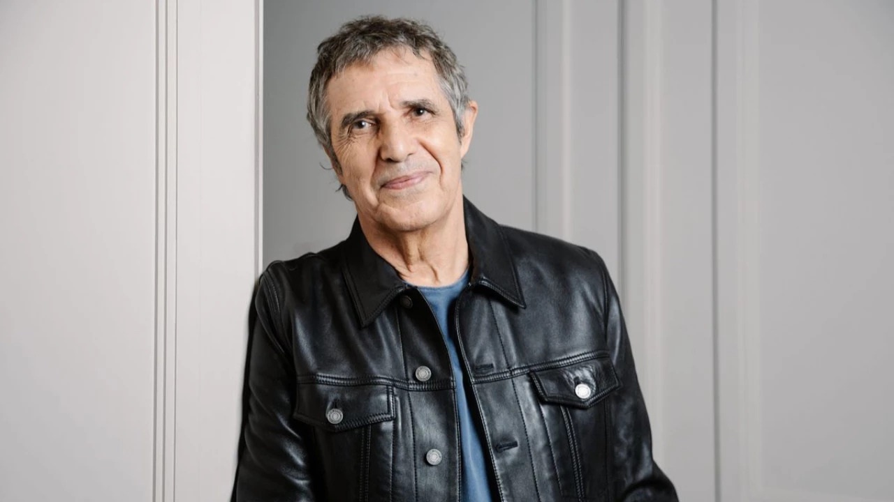 Julien Clerc : à 79 ans, le chanteur refuse de raccrocher le micro ! Julien Clerc : à 79 ans, le chanteur refuse de raccrocher le micro !