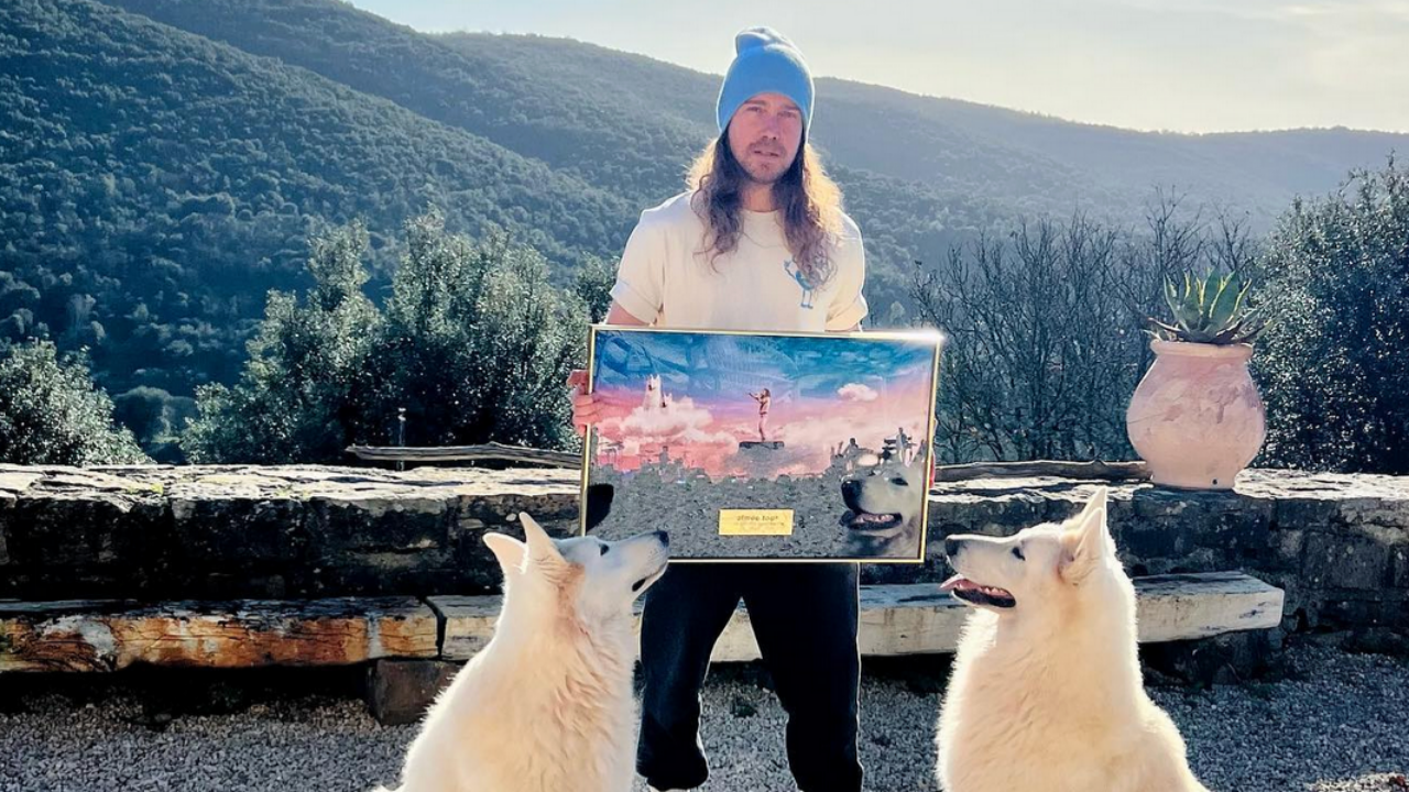 Julien Doré démasque un faux compte qui se fait passer pour son directeur de la communication