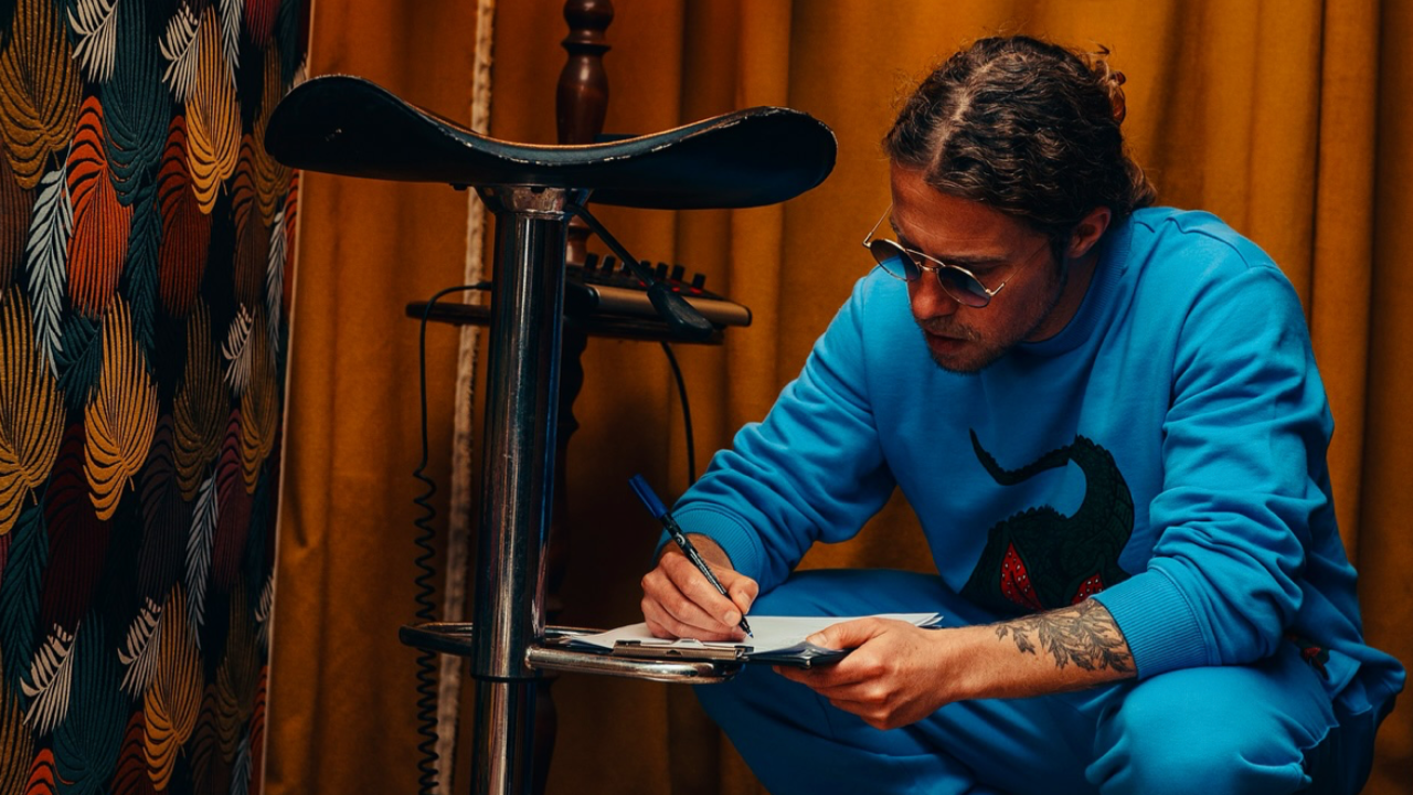 Julien Doré : l’artiste se blesse au visage ! La première représentation de son spectacle est-elle menacée ? Julien Doré : l’artiste se blesse au visage ! La première représentation de son spectacle est-elle menacée ?