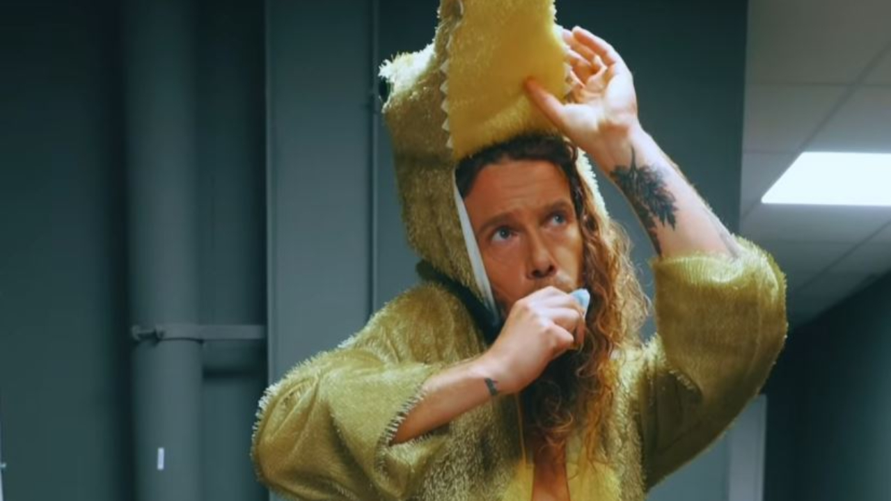 Julien Doré nous fait une grande annonce en pyjama crocodile Julien Doré nous fait une grande annonce en pyjama crocodile