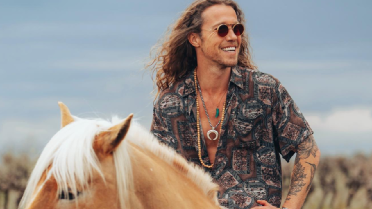 Julien Doré à la plage avec son fils : Il lui ressemble comme deux gouttes d'eau !