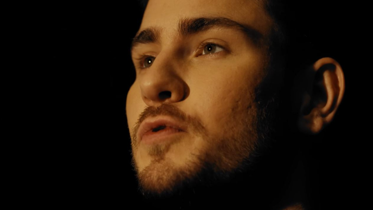 Julien Lieb surprenant dans le clip de "BPM" en compagnie d'Elsa Bois, sa partenaire de DALS