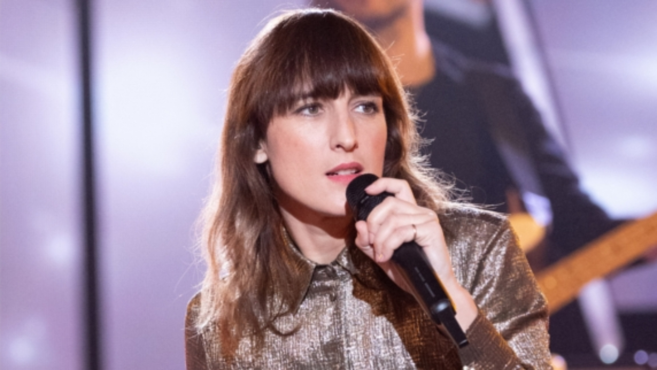 Juliette Armanet donne un concert en pleine rue !