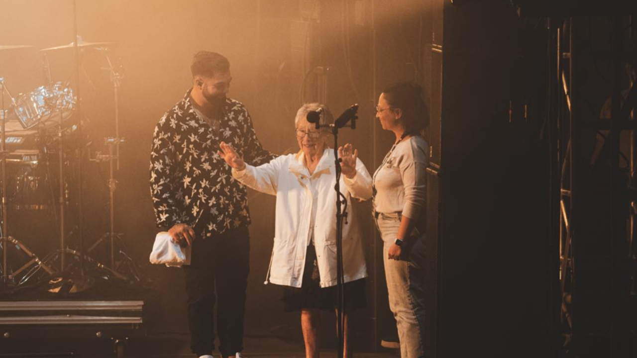 Kendji Girac : il réalise le rêve de Carmen, 93 ans Kendji Girac : il réalise le rêve de Carmen, 93 ans