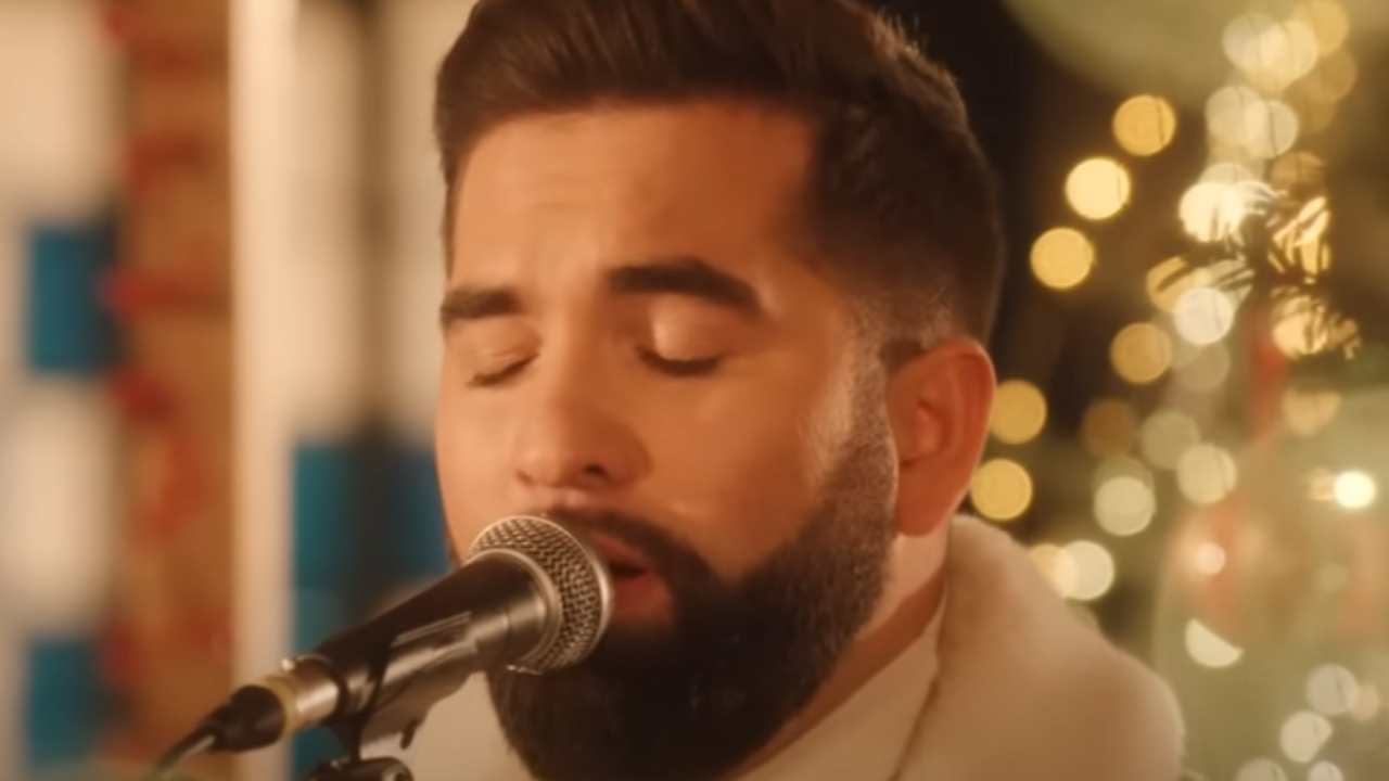 Kendji Girac offre un concert de Noël surprise à des enfants !