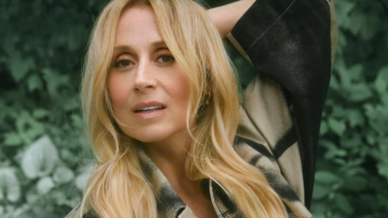 Lara Fabian : elle présente un nouvel extrait de son album avec Vianney, et se met à nu