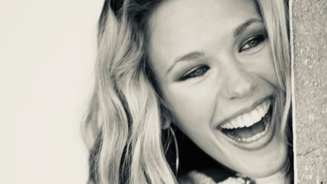 Lorie fête ses 20 ans de carrière en musique