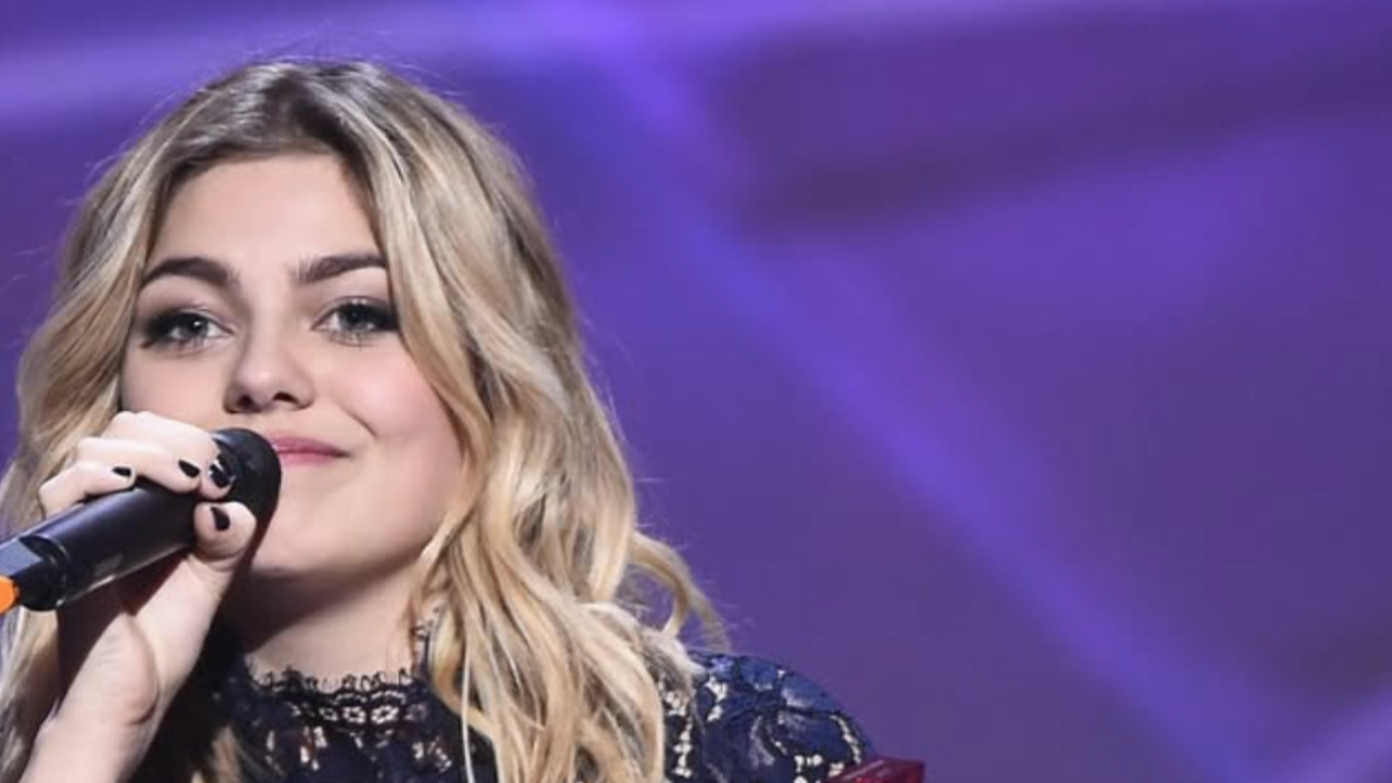 Louane : émue, la chanteuse célèbre avec ses fans une date "qui a changé sa vie"