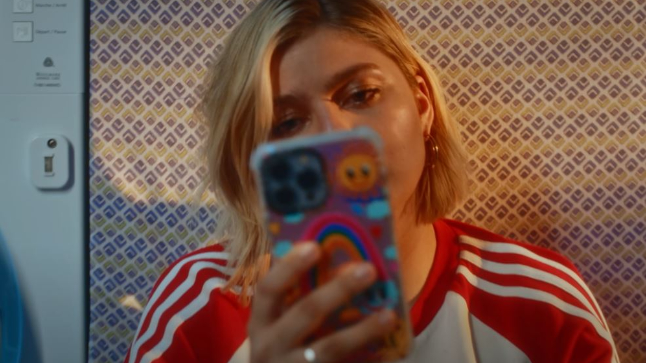 Louane en pleine introspection dans "Pardonne-Moi"
