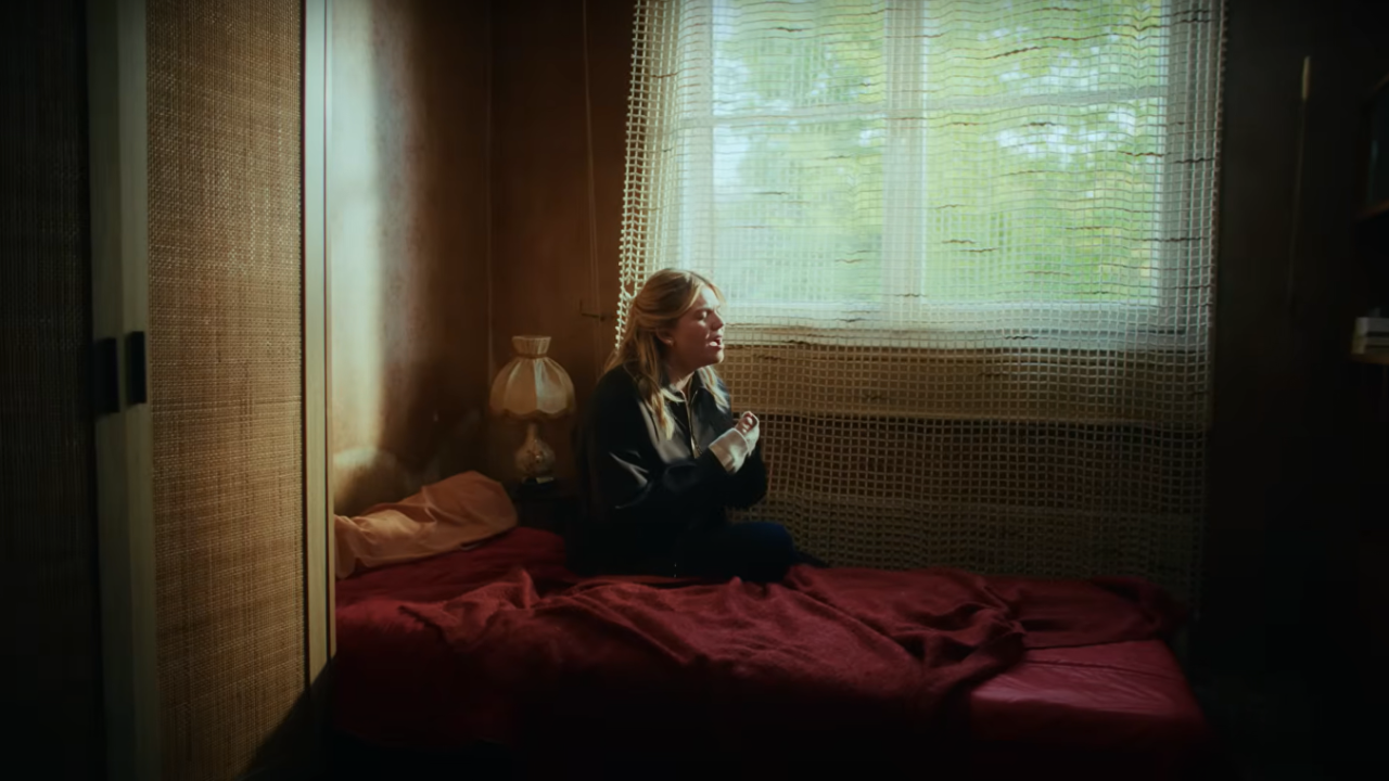 Louane met l'Europe à ses pieds avec le clip "Maman"