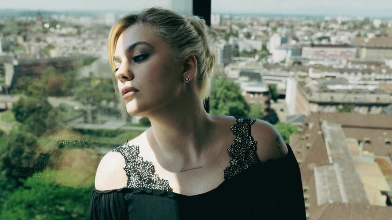 Louane mise sur l'élégance sur le Turquoise Carpet de l'Eurovision et éblouit le monde entier